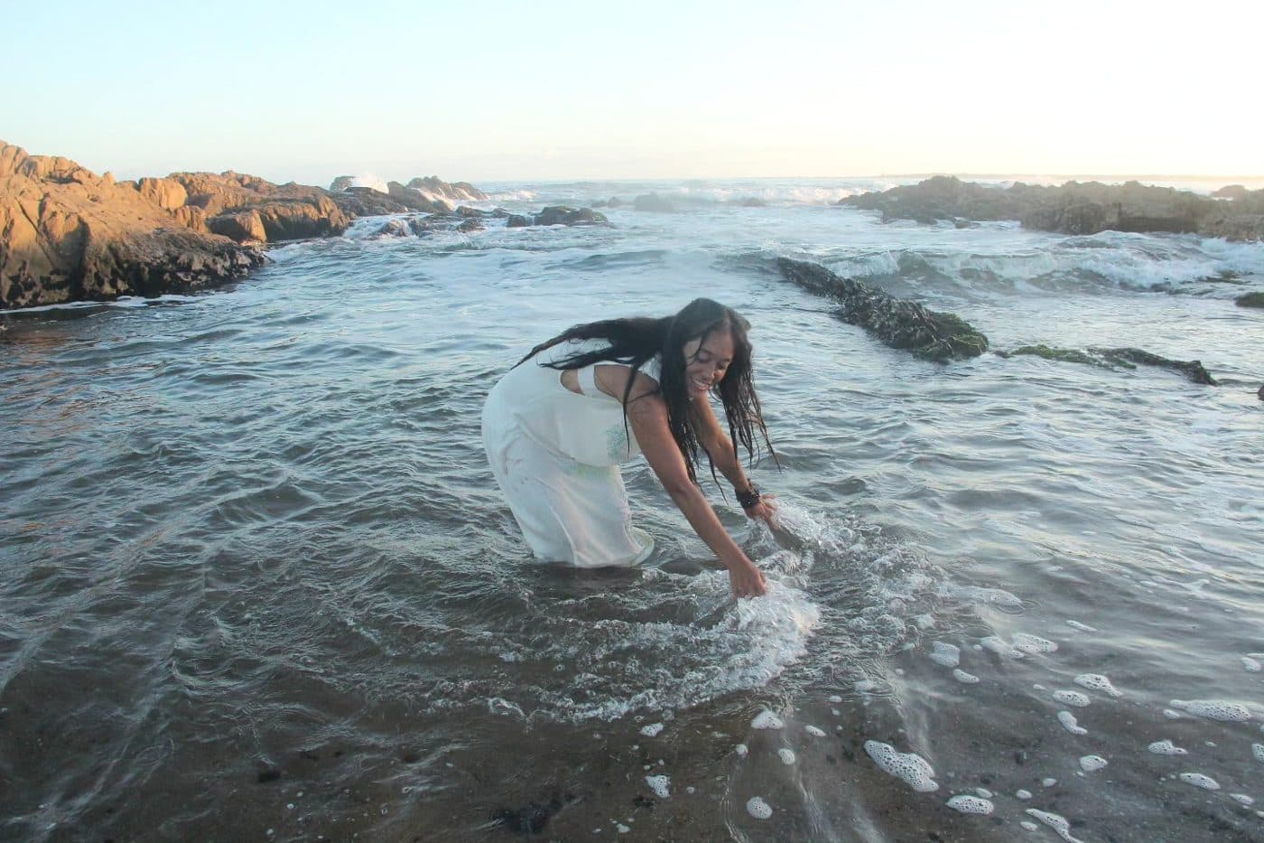 Prenda Hotes Clothes en el mar al atardecer